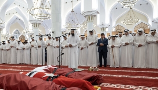 Amir performs funeral prayers for martyrs of the Qatari helicopter crash