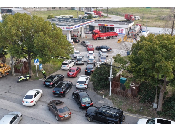 Motorists queue to fill their tanks ahead of a petrol price adjustment expected on March 23, at a petrol station in Suzhou, in China痴 eastern Jiangsu province on March 22, 2026. (Photo by CN-STR / AFP) / China OUT