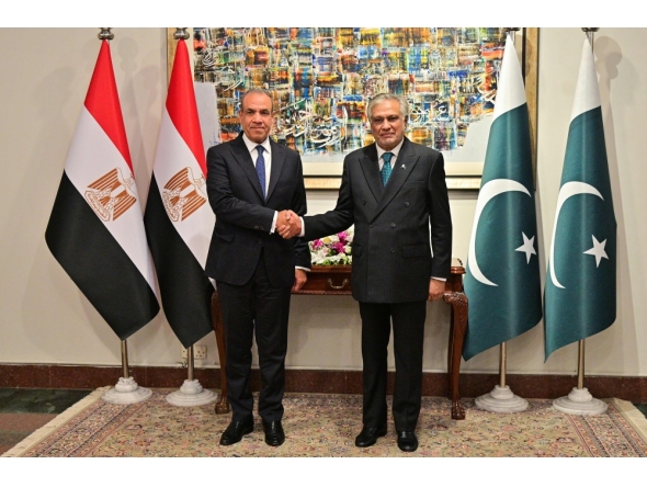 This handout photograph taken and released by Pakistan's Ministry of Foreign Affairs on March 29, 2026 shows Pakistan's Foreign Minister Ishaq Dar (R) shaking hand with his Egyptian counterpart Badr Abdelatty at Foreign Ministry office in Islamabad. (Photo by Handout / Pakistan's Ministry of Foreign Affairs / AFP) 