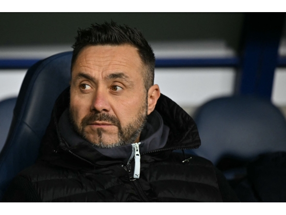 (FILES) Marseille's Italian coach Roberto De Zerbi looks on from the technical area during the French Cup round of 32 football match between FC Bayeux and Olympique de Marseille (OM) at the Michel-d'Ornano Stadium in Caen on January 13, 2026. (Photo by LOU BENOIST / AFP)