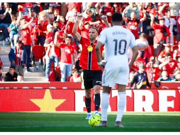 Real Mallorca's Kosovo forward #07 Vedat Muriqi celebrates scoring his team's second goal during the Spanish league football match between RCD Mallorca and Real Madrid CF at Mallorca Son Moix Stadium in Palma de Mallorca on April 4, 2026. (Photo by JAIME REINA / AFP)
