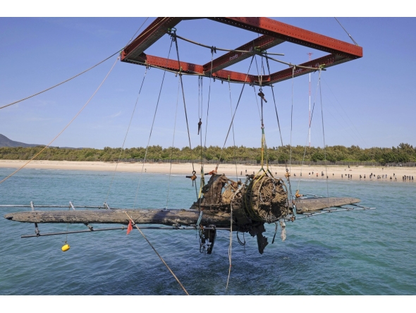 The wreckage of a Shidenkai fighter plane of the former Imperial Japanese Navy is lifted from the seabed off Akune, Kagoshima Prefecture, on Wednesday.