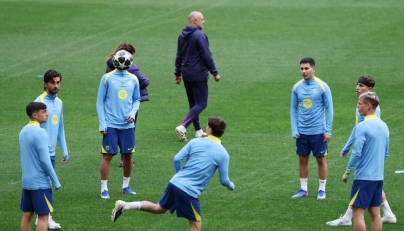 Barcelona players attend a training session on the eve of their UEFA Champions League quarter final second leg football match against Club Atletico de Madrid at Metropolitano Stadium in Madrid (Photo by Thomas Coex / AFP)