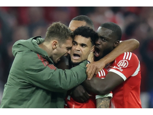 Bayern Munich's Colombian forward #14 Luis Diaz (C) celebrates scoring the 3-3 goal with his teammates during the UEFA Champions League quarter-final second leg football match between FC Bayern Munich and Real Madrid in Munich, southern Germany, on April 15, 2026. (Photo by Alexandra BEIER / AFP)