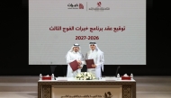 Officials from MoEHE and Saudi Raz Development Consultancy exchanging documents after signing an agreement.