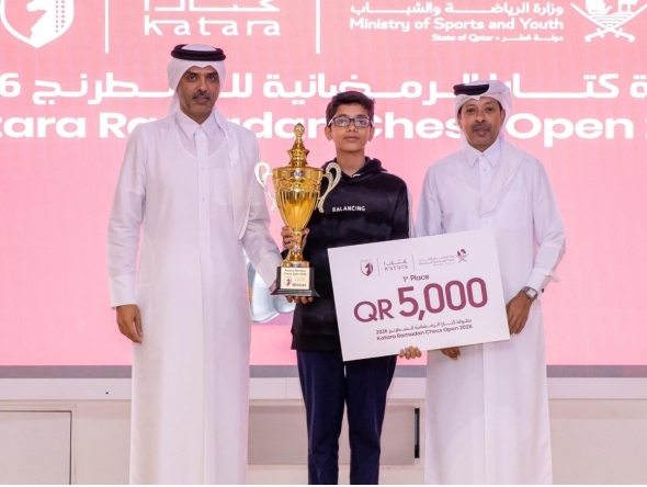 Qatar Chess Association President Mohammed Al-Mudahka (right) with first-place winner, India’s Albin Sajan.