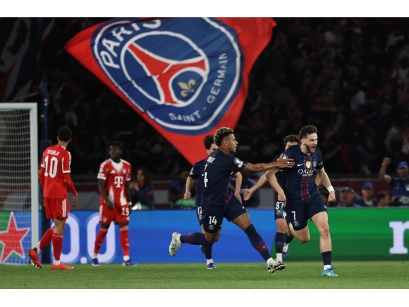 Paris Saint-Germain's Georgian forward #07 Khvicha Kvaratskhelia (R) celebrates with Paris Saint-Germain's French midfielder #14 Desire Doue after scoring his team first goal during the UEFA Champions League semi-final first leg football match between Paris Saint-Germain (PSG) and Bayern Munich at the Parc des Princes in Paris on April 28, 2026. (Photo by Anne-Christine POUJOULAT / AFP)