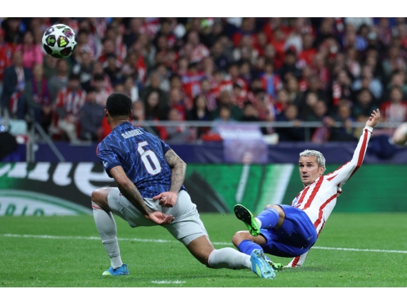 Arsenal's Brazilian defender #06 Gabriel Magalhaes challenges Atletico Madrid's French forward #07 Antoine Griezmann during the UEFA Champions League semi-final first leg football match between Club Atletico de Madrid and Arsenal at the Metropolitano stadium in Madrid on April 29, 2026. (Photo by Thomas COEX / AFP)
