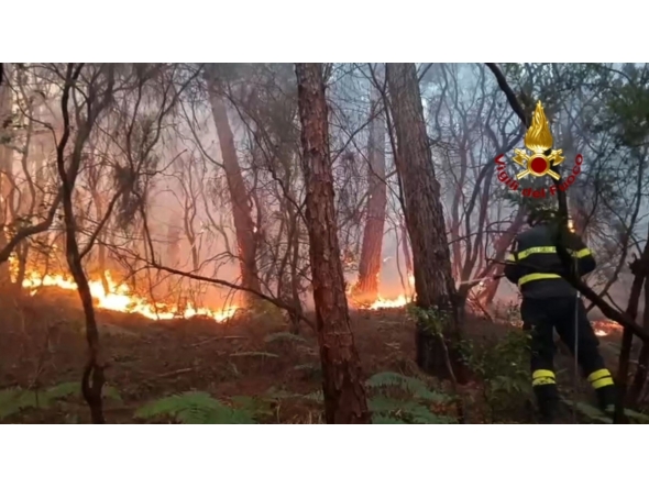 This photo taken and handout on May 1, 2026 by the Vigili del Fuoco, the Italian Corps. of Firefighters, shows firefighters trying to extinguish a major fire on Mount Faeta in the area between the provinces of Lucca and Pisa in the Tuscany region. (Photo by HANDOUT / Vigili del Fuoco / AFP) 