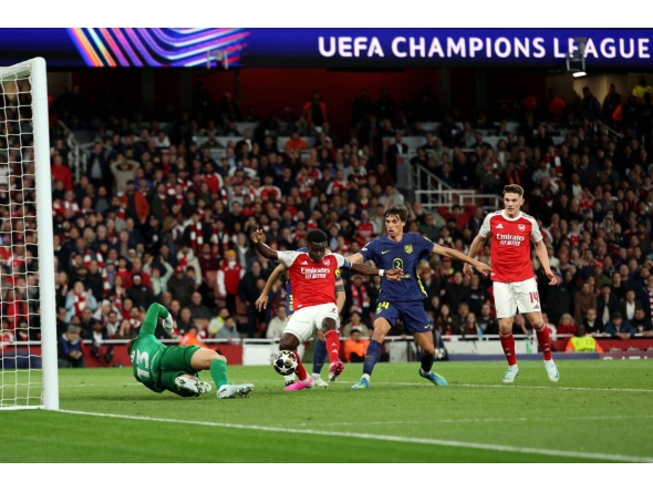 Arsenal's English midfielder #07 Bukayo Saka scores the team's first goal during the UEFA Champions League second-leg semi-final football match between Arsenal and Atletico Madrid at the Emirates Stadium in north London on May 5, 2026. (Photo by Adrian Dennis / AFP)