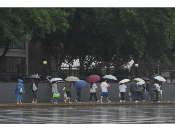 Pedestrians walk in the rain in Beijing, capital of China, May 17, 2026. (Xinhua/Xie Han)