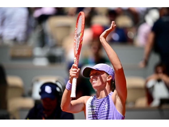 Poland's Iga Swiatek acknowledges the crowd as she celebrates her victory in her women's singles match against Australia's Emerson Jones on day 2 of the French Open tennis tournament on Court Philippe-Chatrier at the Roland-Garros Complex in Paris on May 25, 2026. (Photo by JULIEN DE ROSA / AFP)
