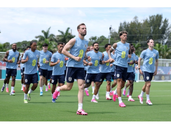 England's Jordan Henderson warms up with teammates during a training session in Palm Beach Gardens, Florida, yesterday.