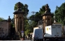 Vans wait to enter Villa Valguarnera, one of the venues hosting the three-day wedding celebrations of British singer Dua Lipa and British actor Callum Turner in Bagheria, near Palermo, Sicily, on June 4, 2026. Photo by ALESSANDRO FUCARINI / AFP