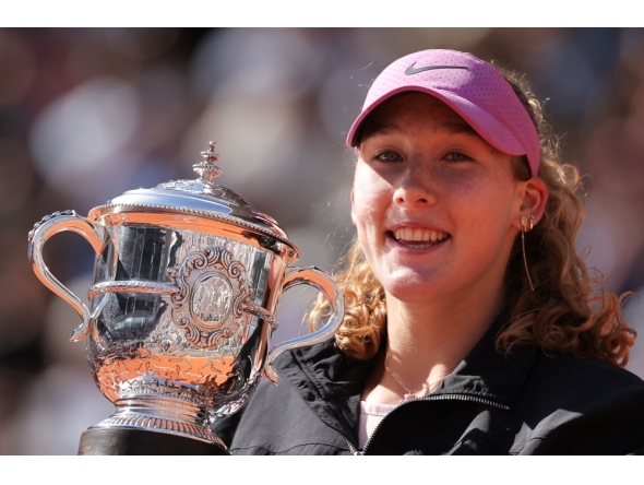 Russia's Mirra Andreeva holds the trophy after winning the French Open tennis tournament women's singles final match against Poland's Maja Chwalinska on day 14 of the French Open tennis tournament on Court Philippe-Chatrier at the Roland-Garros Complex in Paris on June 6, 2026. (Photo by Thomas Samson / AFP)
 
