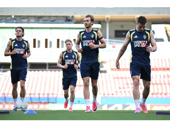 Sweden's forward #07 Benjamin Nygren (C) warms up during a training session ahead of Sweden's FIFA World Cup 2026 Group F football match against the Netherlands at Dallas stadium in Frisco on June 18, 2026. (Photo by Paul ELLIS / AFP)
