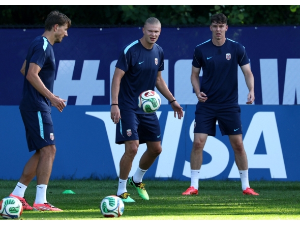 Norway's forward #09 Erling Braut Haaland (C) takes part in a training session on the eve of Norway's 2026 World Cup football tournament Group I football match against France at New England Revolution Training Centre in Foxborough, near Boston (Photo by FRANCK FIFE / AFP)