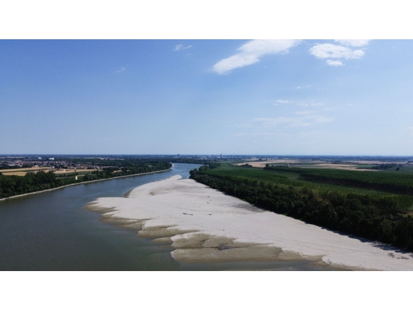 This aerial photograph shows a sandbar on the Po River at Pontelagoscuro, northeastern Italy, on June 25, 2026. (Photo by Stefano Rellandini / AFP)
