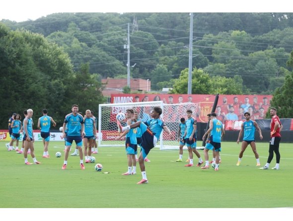 Lamine Yamal (centre) of Spain trains with teammates in Chattanooga, Tennessee, yesterday. (AFP)