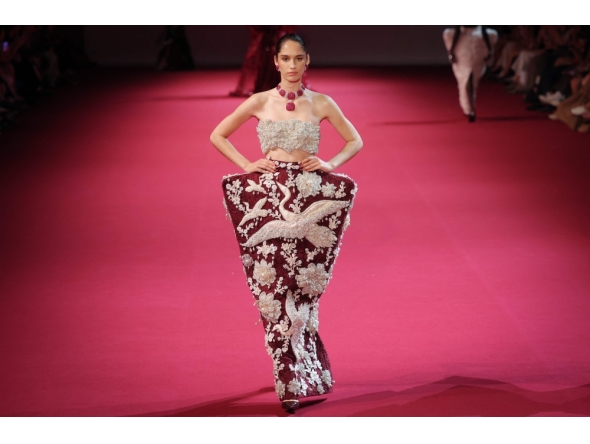  A model presents a creation by Manish Malhotra for the Women Haute Couture Fall/Winter 2026-2027 collection as part of the Paris Fashion Week, in Paris, on July 8, 2026. (Photo by Kenzo Tribouillard / AFP)