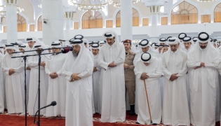 Amir performs funeral prayer for HH the Father Amir