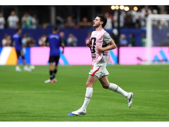  Declan Rice #4 of England warms up before the FIFA World Cup 2026 Semi Final match between England and Argentina at Atlanta Stadium on July 15, 2026 in Atlanta, Georgia. (Photo by Richard Pelham /  AFP)