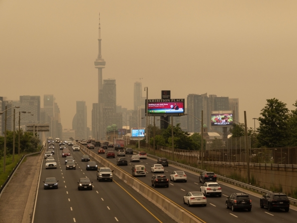 Wildfire smoke from northwestern Ontario fills the sky in Toronto, Canada, on July 15, 2026. (Photo by Zou Zheng/Xinhua)
