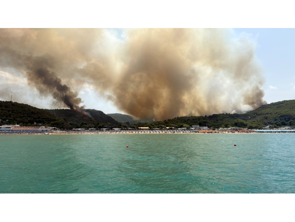 This photograph obtained from Italian news agency Ansa shows a vast wildfire spreading in the forest near the Adriatic sea resort of Peschici, in the southeastern Italy province of Puglia on July 26, 2026. (Photo by ANSA / AFP)