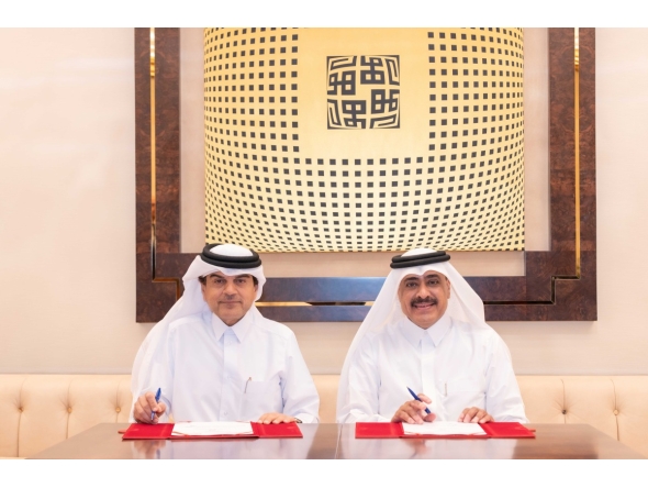 CEO of QIIB Dr. Abdulbasit Ahmad al-Shaibei and Chairman of The Group Securities Hamad bin Khalaf al-Moudadi and during the signing of MoU.