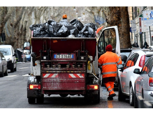 This illustration picture shows an employee of Rome's garbage collection 