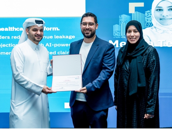 MCIT officials present a certificate to a programme participant.
