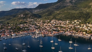 This photo taken on August 4, 2026, shows an aerial view of the town of Vathy on the island of Ithaca. Photo by Angelos TZORTZINIS / AFP