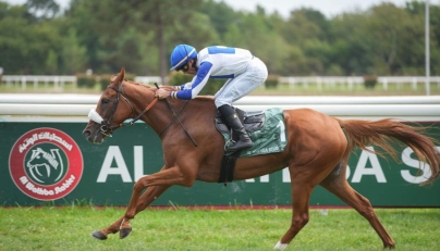 Jockey Alexandre Gavilan guides Fakhira towards the finish line. 