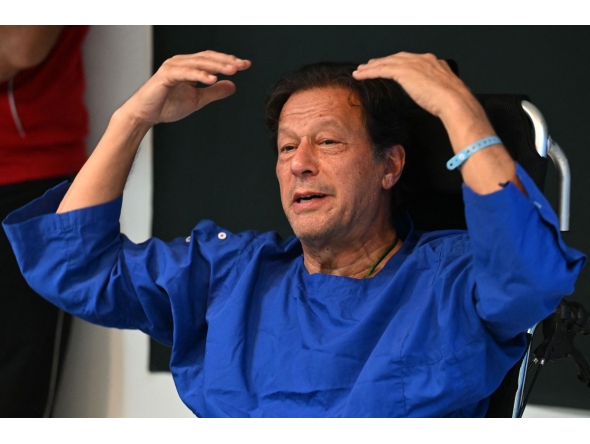 In this picture taken on November 4, 2022, Pakistan's former prime minister Imran Khan addresses the media representatives at a hospital in Lahore. Photo by Arif ALI / AFP