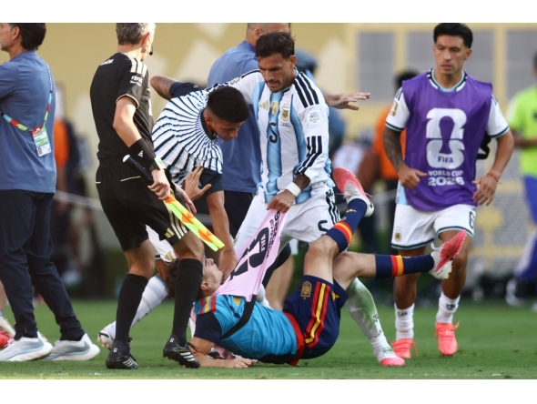 :(FILES) Argentina's midfielder #05 Leandro Paredes (top) clashes with Spain's midfielder #09 Gavi during the 2026 World Cup football tournament final match between Spain and Argentina at the New York/New Jersey Stadium in East Rutherford on July 19, 2026. (Photo by CHARLY TRIBALLEAU / AFP)