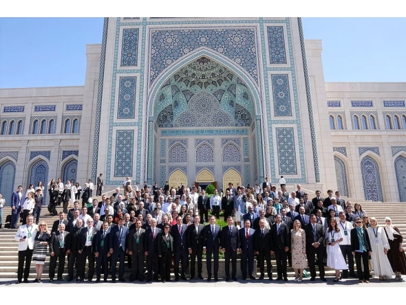 A group photo of participants of the International Media Forum, in Tashkent, Uzbekistan.