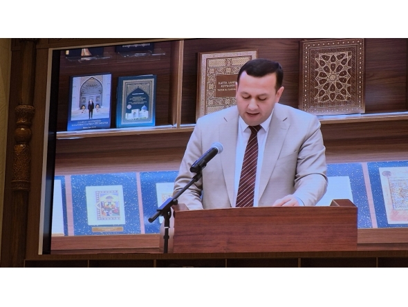 Spokesperson for the Center for Islamic Civilization Uktam Usmonov speaking to the audience during the closing ceremony of the event.
