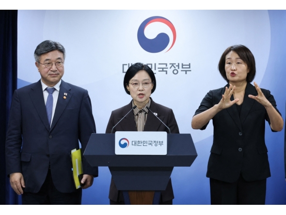 Republic of Korea Prime Minister Han Seong-sook (C) speaks as Interior and Safety Minister Yun Ho-jung (L) looks on during a press conference announcing the relocation plan of government agencies at the government complex in Seoul on September 3, 2026. (Photo by YONHAP / AFP) 