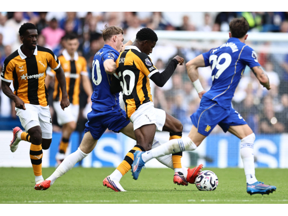 Chelsea's English midfielder Cole Palmer (2L) tackles Hull City's French striker #50 Mohamed-Ali Cho during the English Premier League football match between Chelsea and Hull City at Stamford Bridge in London on September 12, 2026. (Photo by Henry NICHOLLS / AFP) 