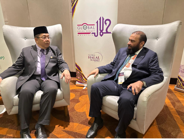 QC Board Member Dr Mohamed bin Jawhar Al-Mohammed and Director-General of the Department of Islamic Development Malaysia Dato’ Dr. Sirajuddin bin Suhaimee, during the meeting.
