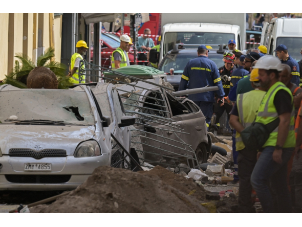 Emergency personnel operate at the site of an old building that partially collapsed following an explosion in the Plaka area of central Athens on September 25, 2026. (Photo by Aris MESSINIS / AFP)