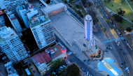This aerial view shows a giant shirt marking Lionel Messi's farewell from the Argentina national football team displayed at the National Flag Memorial in Rosario, Argentina, on the eve of the international friendly football match between Argentina and Benin. (Photo by Marcelo Manera / AFP)
