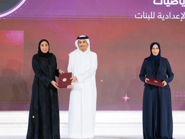 Prime Minister and Minister of Foreign Affairs H E Sheikh Mohammed bin Abdulrahman Al Thani and Minister of Education and Higher Education H E Lolwah bint Rashid Al Khater honouring a teacher during the ceremony yesterday.