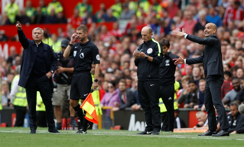 Manchester United manager Jose Mourinho (L) and Manchester City manager Pep Guardiola. Reuters / Carl Recine