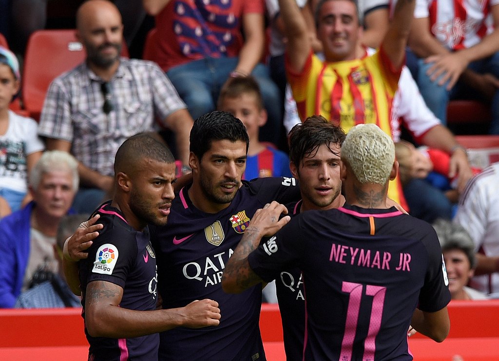 Barcelona's Luis Suarez (2nd L) celebrates his goal with teammates. REUTERS/Eloy Alonso