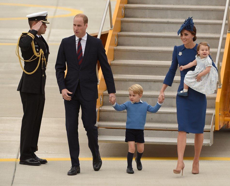 (L-R) Prince William, Duke of Cambridge, Prince George of Cambridge, Catherine, Duchess of Cambridge and Princess Charlotte of Cambridge arrive at 443 Maritime Helicopter Squadron on September 24, 2016 in, Victoria, British Columbia. AFP / Don MacKinnon
