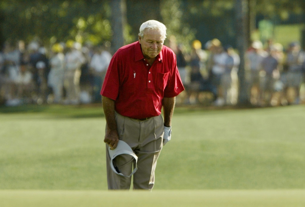 Four-time Masters champion Arnold Palmer pauses and bows to the gallery as he walks to the 18th green during his final competitive appearance in the Masters golf tournament at Augusta National Golf Club in Augusta, Georgia, U.S. on April 9, 2004. REUTERS/