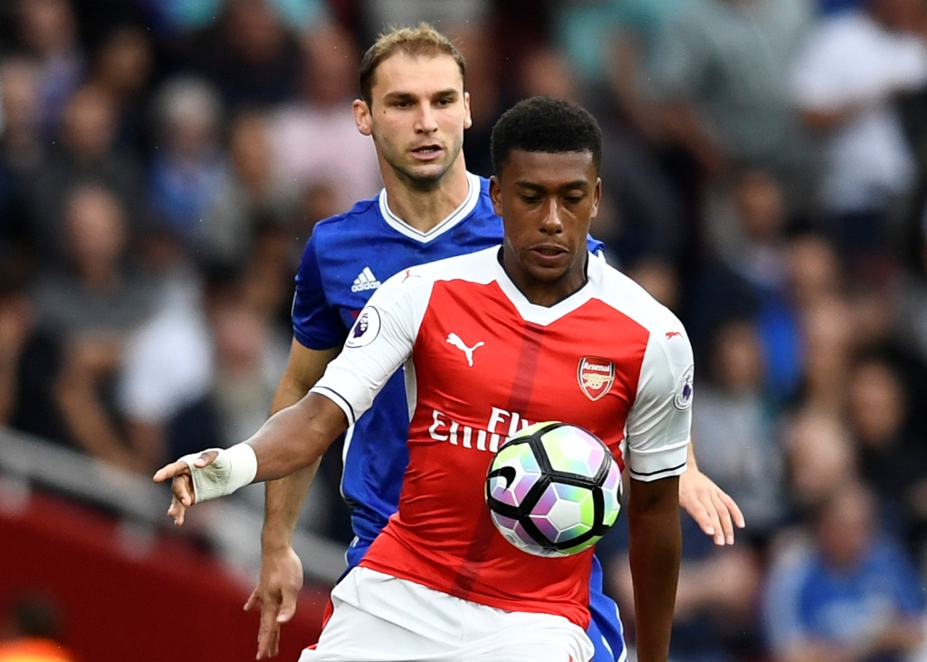 Arsenal's Alex Iwobi in action with Chelsea's Branislav Ivanovic. (Reuters / Dylan Martinez)