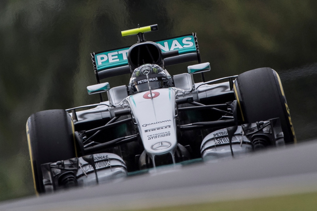 Mercedes AMG Petronas F1 Team's German driver Nico Rosberg drives during the qualifying session of the Formula One Malaysian Grand Prix in Sepang on October 1, 2016. / AFP / PEDRO UGARTE