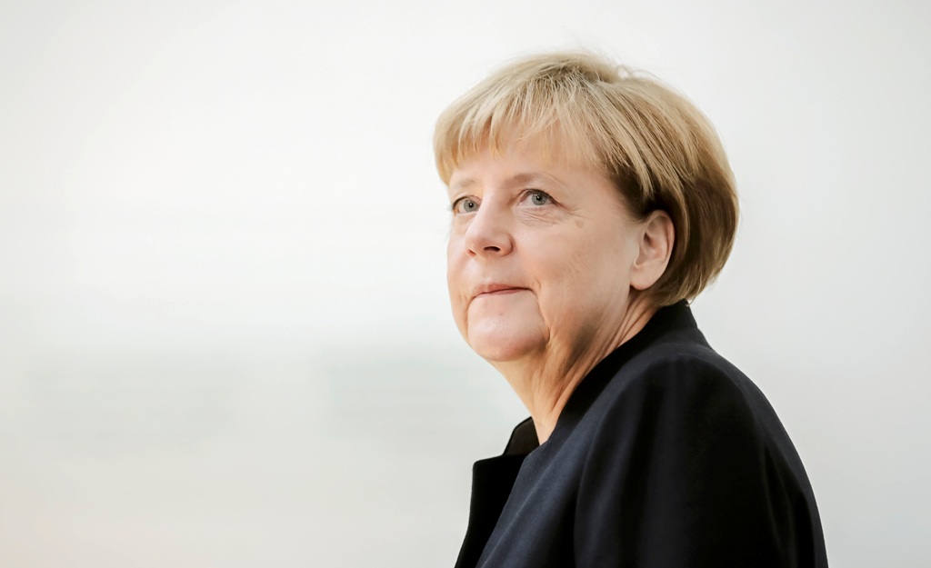 German Chancellor Angela Merkel arrives to sign a book of condolence for former Israeli President Shimon Peres at the embassy of Israel in Berlin, Germany, September 30, 2016. REUTERS/Michael Kappeler/POOL
